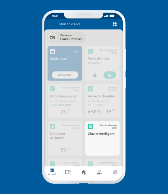 Smartphone blanc affichant l'application Nearsens avec un focus sur la tuile du clavier